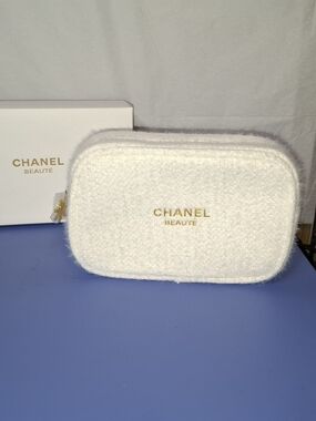 🏝SALE🏝CHANEL Beaute' Limited Edition 2024 Holiday Zip Cosmetic Bag- NIB